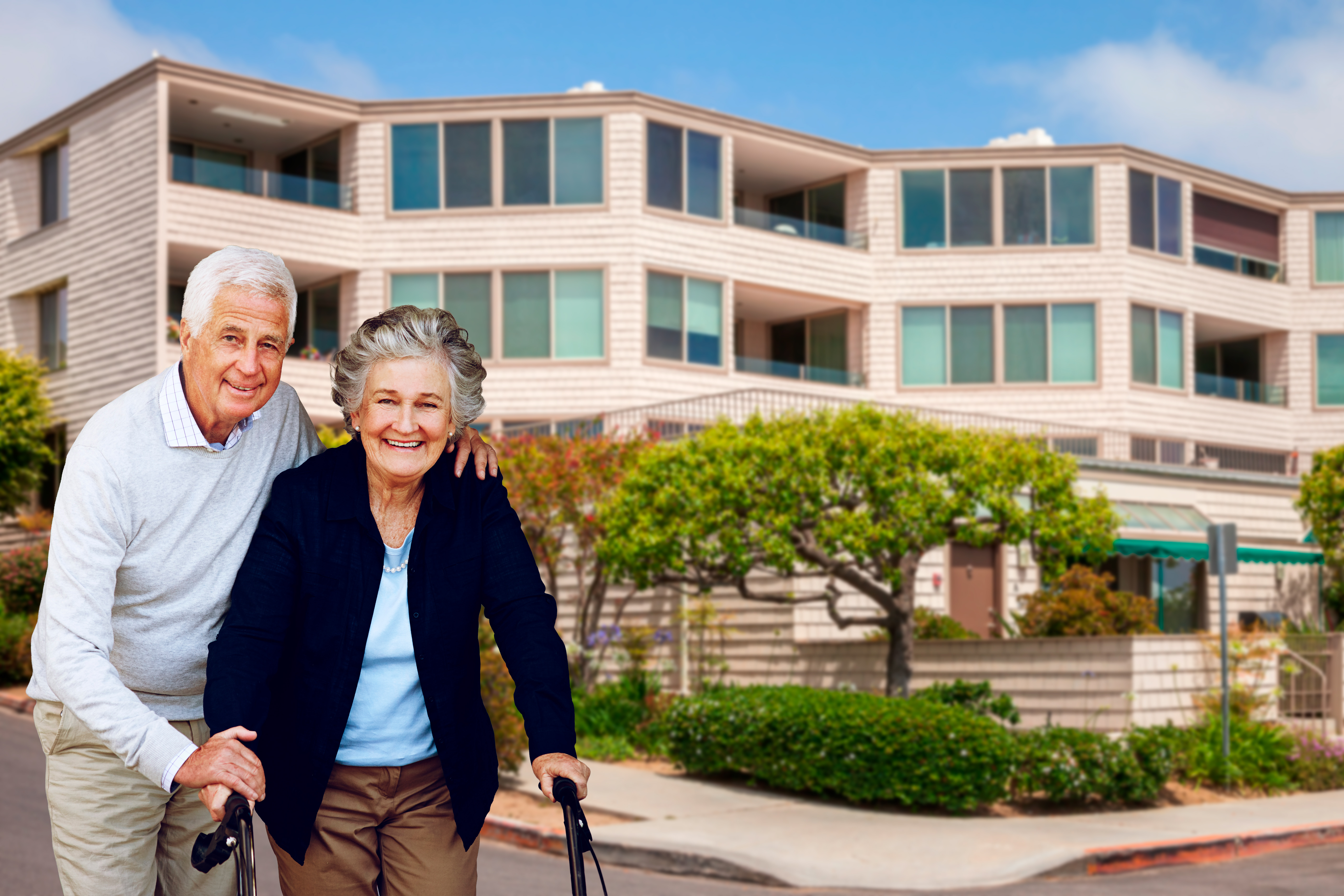 Senioren vor Wohnanlage